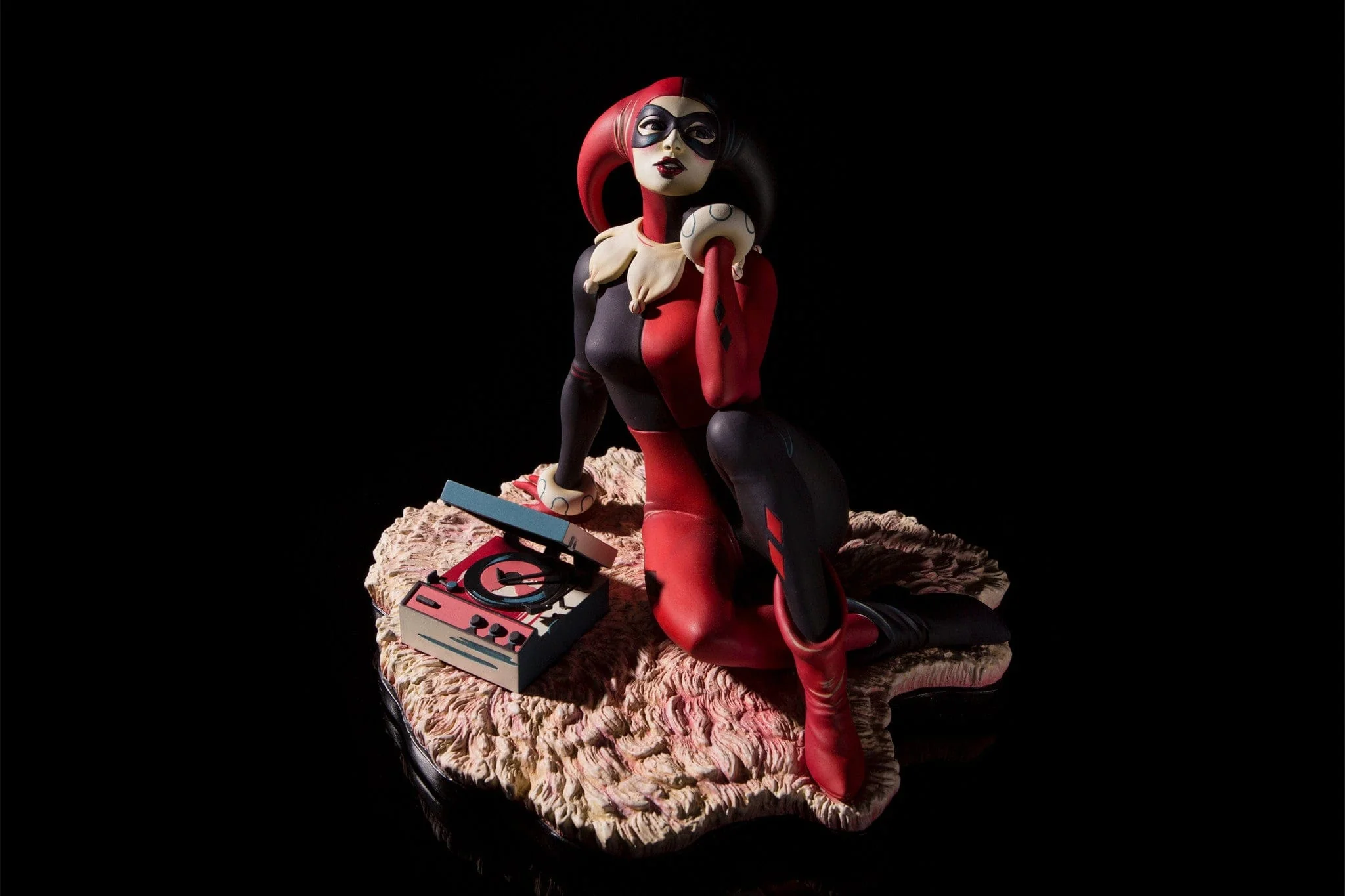 Batman – "Waiting for My J Man" Harley Quinn Statue