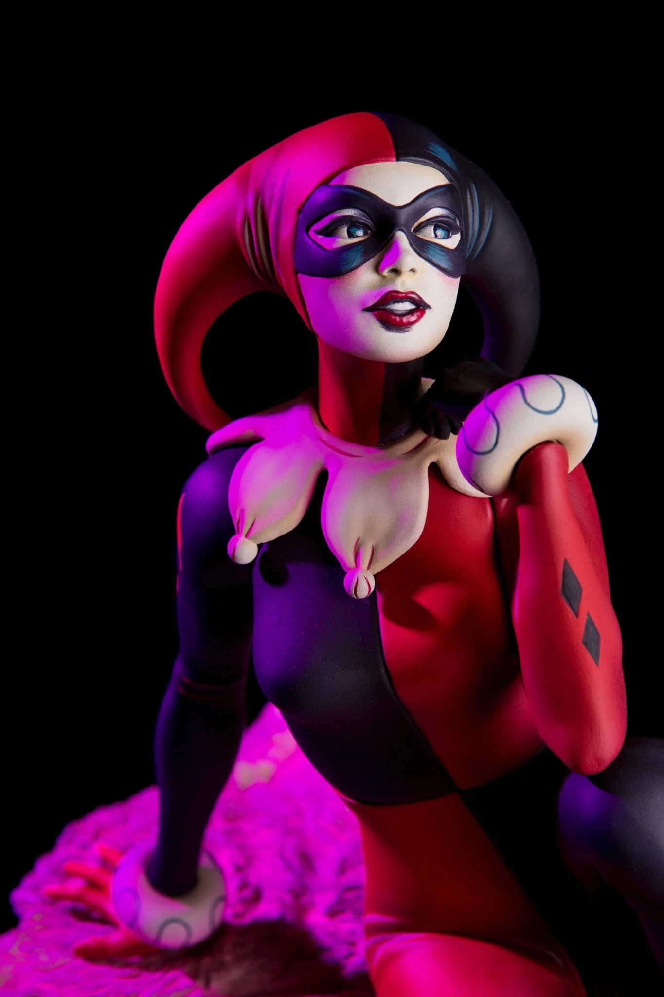 Batman – "Waiting for My J Man" Harley Quinn Statue