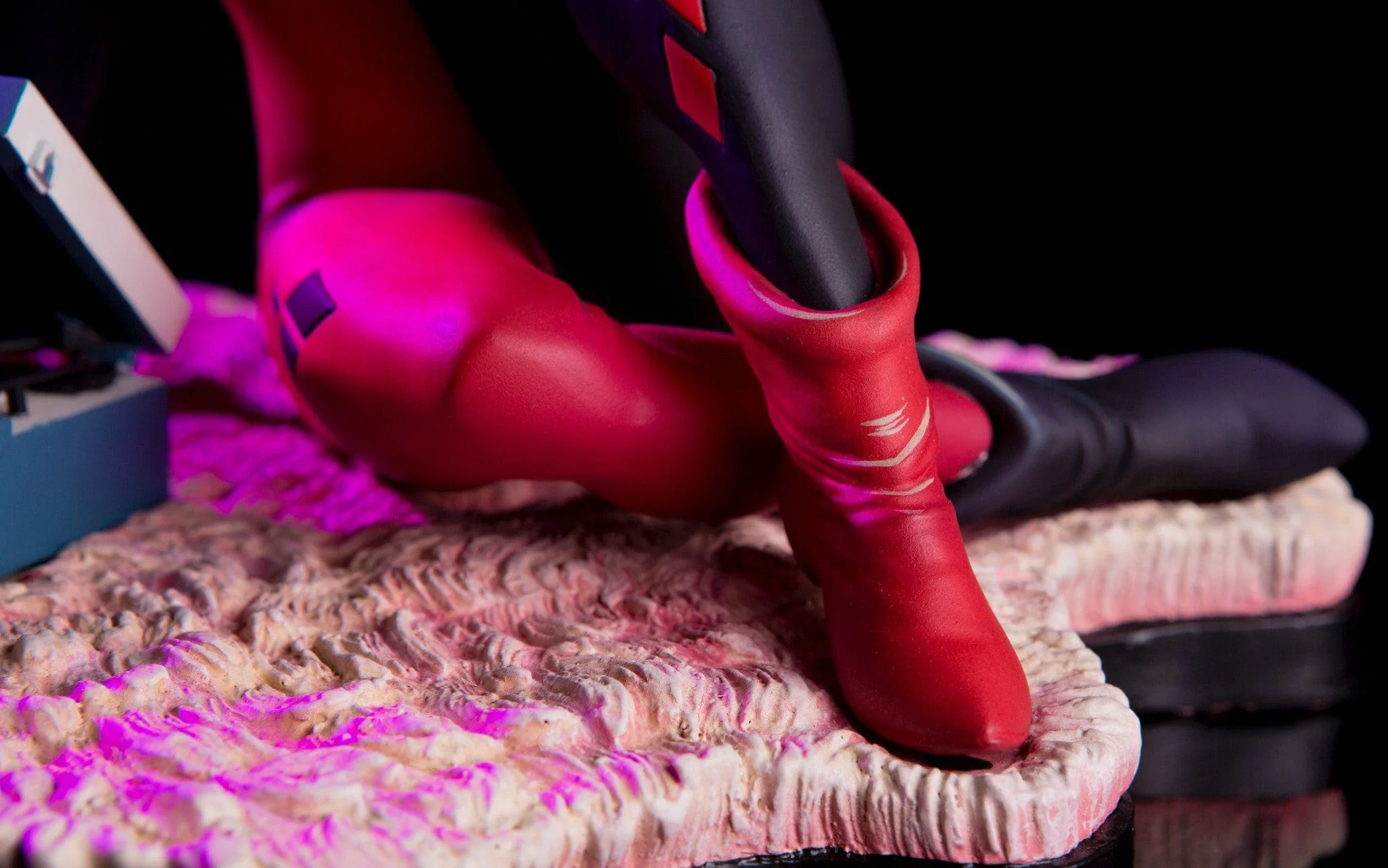 Batman – "Waiting for My J Man" Harley Quinn Statue