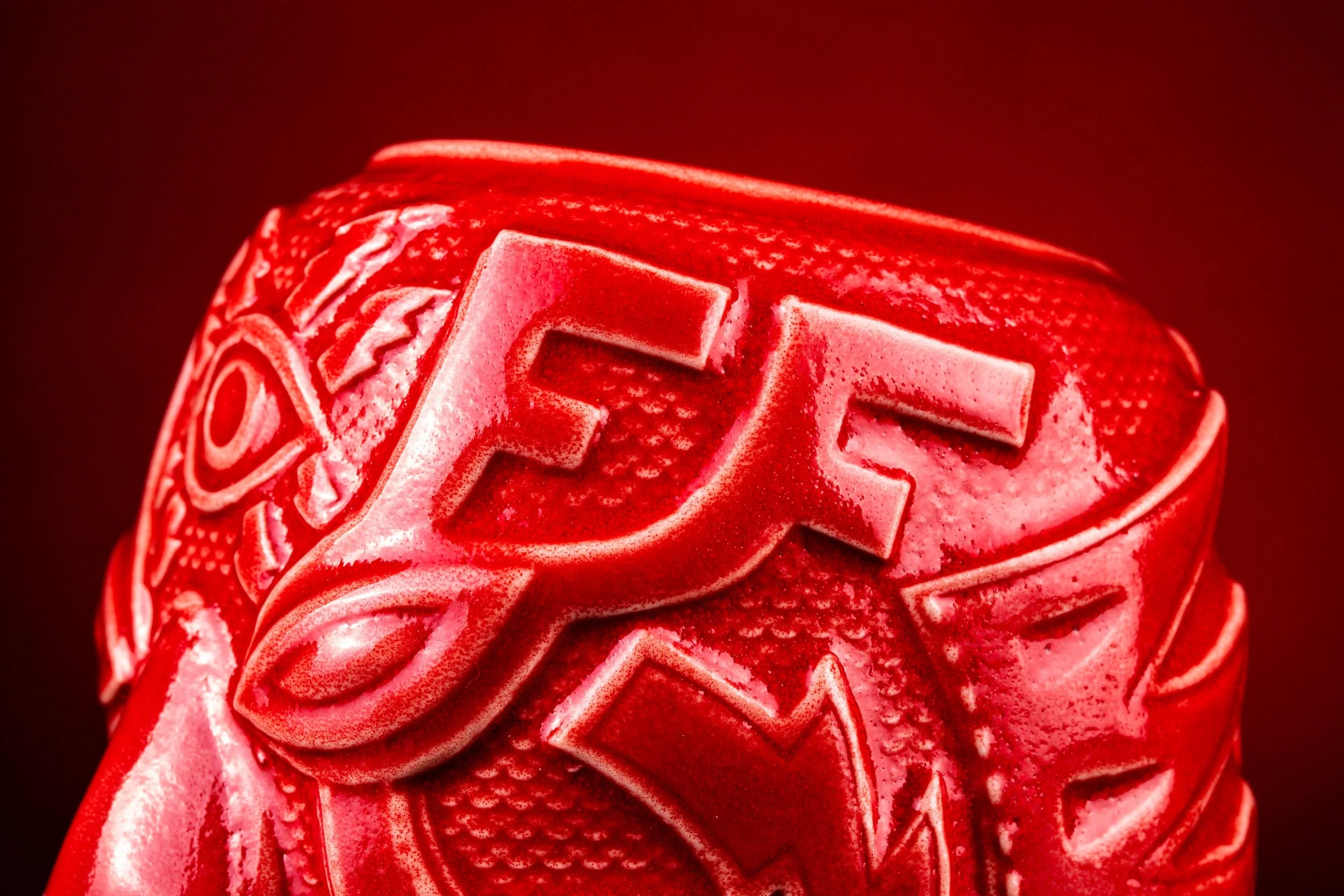 3533-el-ojo-fantastico-tiki-mug-furia-roja-variant-10.webp El Ojo Fantastico Tiki Mug – Furia Roja Variant